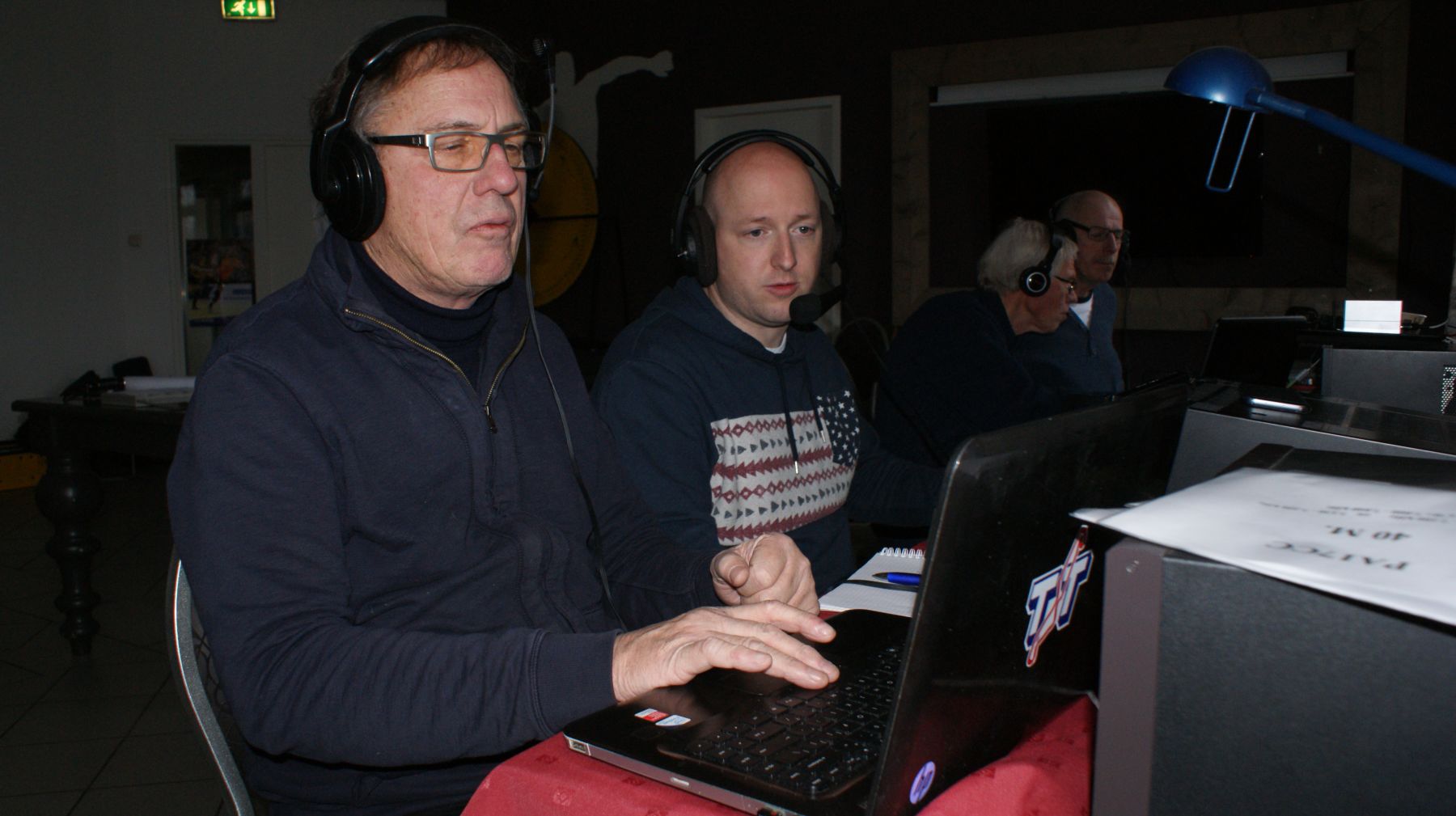 Leo pa0lmd en Jeroen PD1JSH bezig met het log te vullen met 40m signalen.